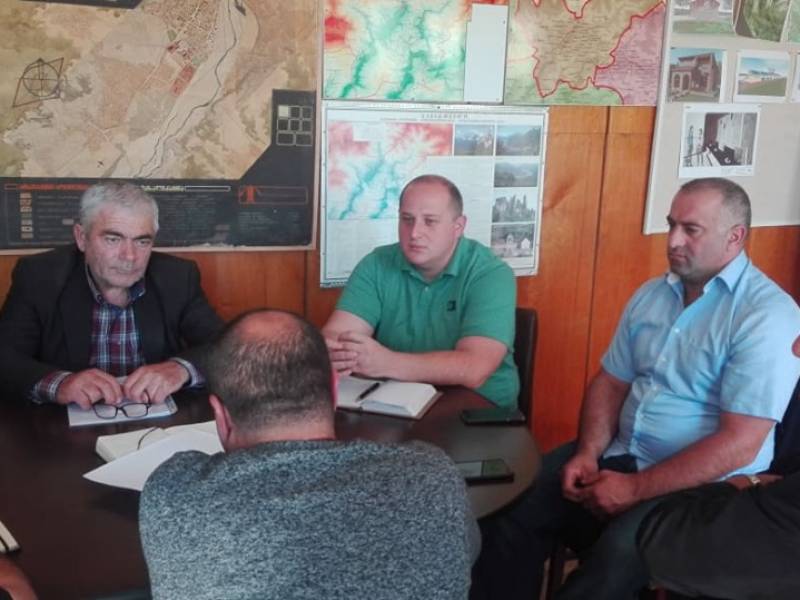 ცაგერის მერიაში გამართულ შეხვედრაზე ლეჩხუმში რთველის მიმდინარეობა და სხვა საკითხები...